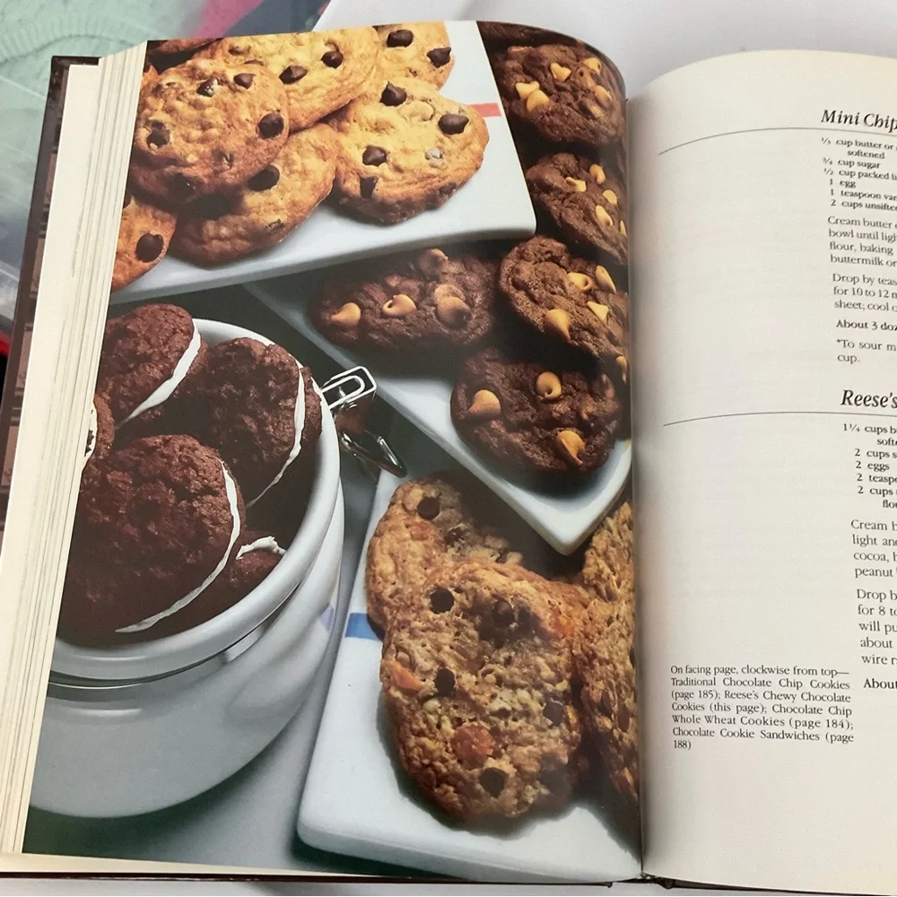 VTG 1984 Hershey’s Chocolate Treasury Chocolate Lovers Cookbook Hardcover Book